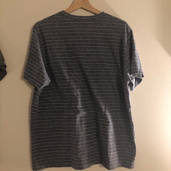 NWOT LEVI’s Men V-neck - Picture 4 of 4
